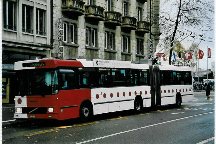 (057'236) - TPF Fribourg - Nr. 511/FR 300'416 - Volvo/Hess Gelenkduobus (ex TF Fribourg Nr. 111) am 3. November 2002 beim Bahnhof Fribourg