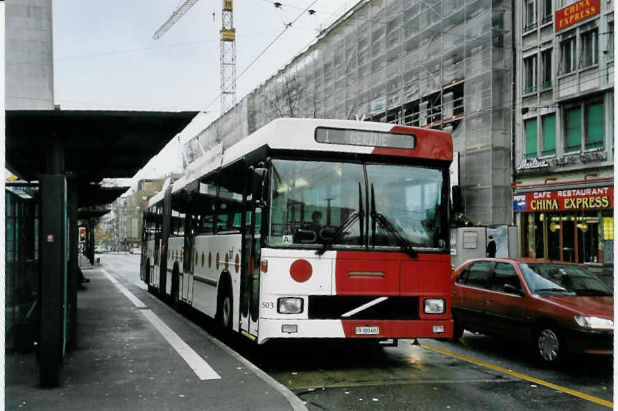 (057'301) - TPF Fribourg - Nr. 503/FR 300'407 - Volvo/Hess Gelenkduobus (ex TF Fribourg Nr. 103) am 3. November 2002 beim Bahnhof Fribourg
