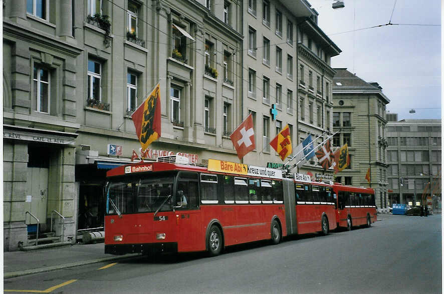 (057'310) - Bernmobil, Bern - Nr. 54 - FBW/Hess Gelenktrolleybus am 1. Mai 2004 in Bern, Hirschengraben