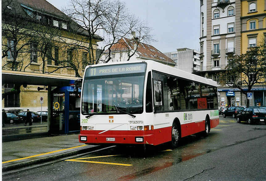 (057'432) - VR La Chaux-de-Fonds - Nr. 202/NE 100'602 - Volvo/Berkhof am 30. November 2002 beim Bahnhof La Chaux-de-Fonds