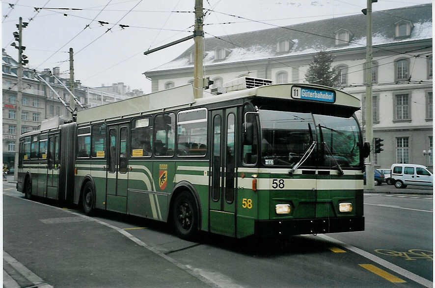 (057'619) - SVB Bern - Nr. 58 - FBW/Hess Gelenktrolleybus am 13. Dezember 2002 beim Bahnhof Bern
