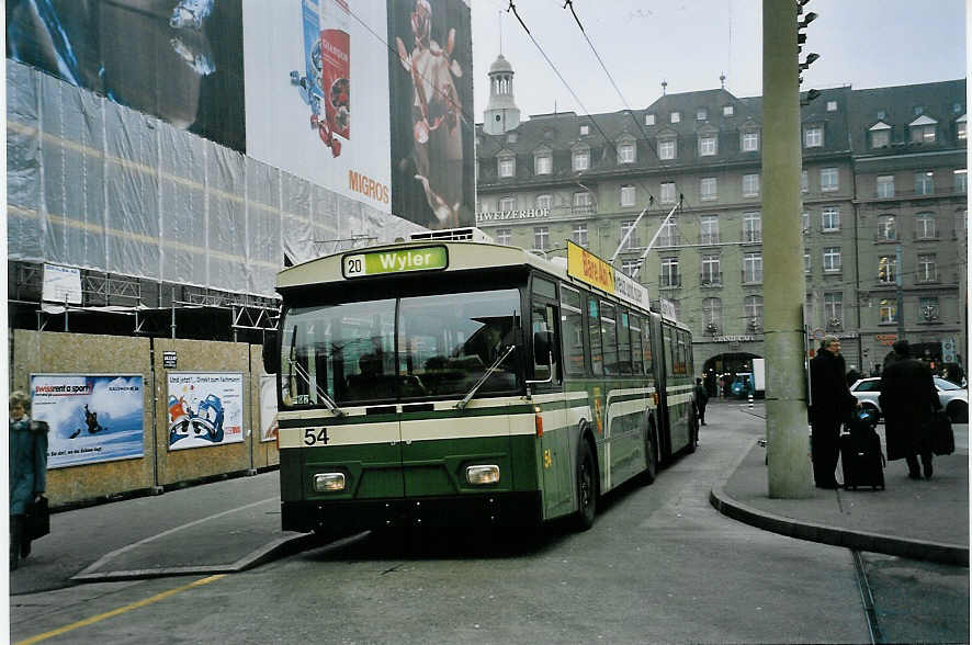 (057'631) - SVB Bern - Nr. 54 - FBW/Hess Gelenktrolleybus am 13. Dezember 2002 beim Bahnhof Bern