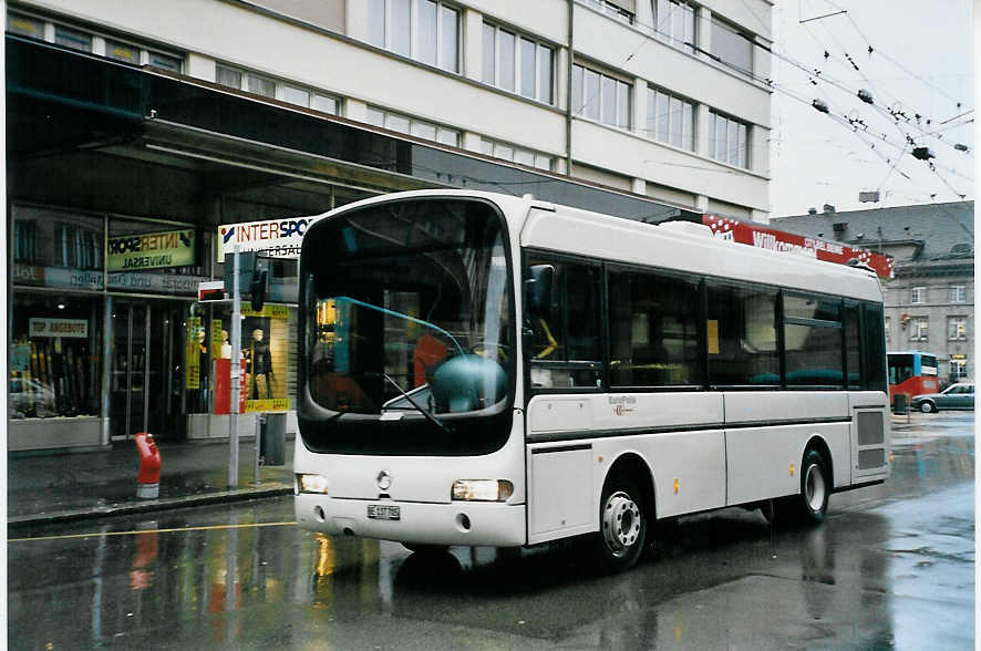 (058'001) - Funi-Car, Biel - Nr. 5/BE 137'705 - Irisbus am 29. Dezember 2002 beim Bahnhof Biel