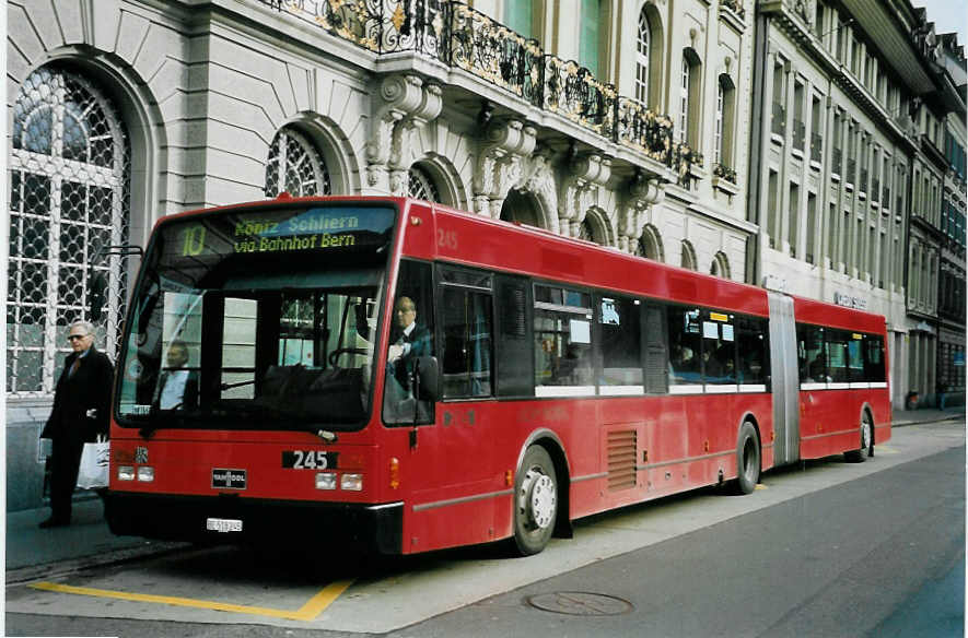 (058'121) - Bernmobil, Bern - Nr. 245/BE 518'245 - Van Hool am 31. Dezember 2002 in Bern, Bundesplatz