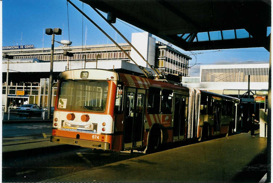 (058'213) - TPG Genve - Nr. 674 - Saurer/Hess Gelenktrolleybus am 1. Januar 2003 in Genve, Aroport