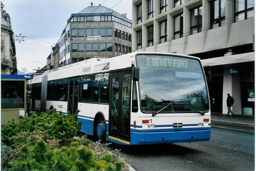 (058'420) - VMCV Clarens - Nr. 1 - Van Hool Gelenktrolleybus am 1. Januar 2003 beim Bahnhof Vevey