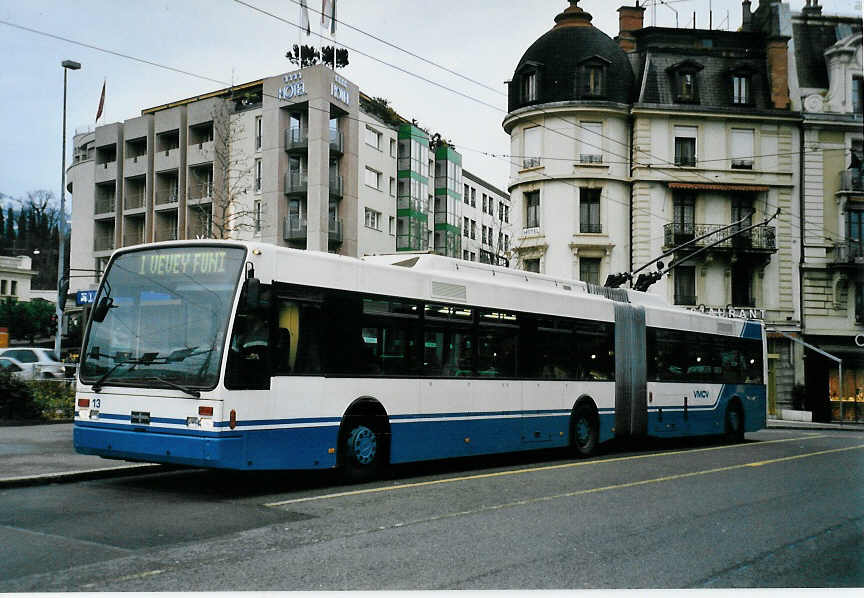 (058'431) - VMCV Clarens - Nr. 13 - Van Hool Gelenktrolleybus am 1. Januar 2003 beim Bahnhof Vevey
