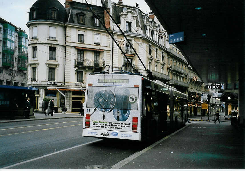 (058'433) - VMCV Clarens - Nr. 11 - Van Hool Gelenktrolleybus am 1. Januar 2003 beim Bahnhof Vevey