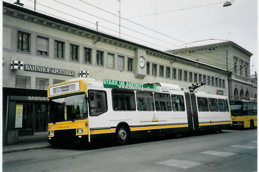 (058'729) - VBSH Schaffhausen - Nr. 117 - NAW/Hess Gelenktrolleybus am 20. Februar 2003 beim Bahnhof Schaffhausen
