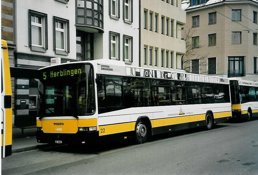 (058'827) - VBSH Schaffhausen - Nr. 22/SH 38'022 - Volvo/Hess am 20. Februar 2003 beim Bahnhof Schaffhausen