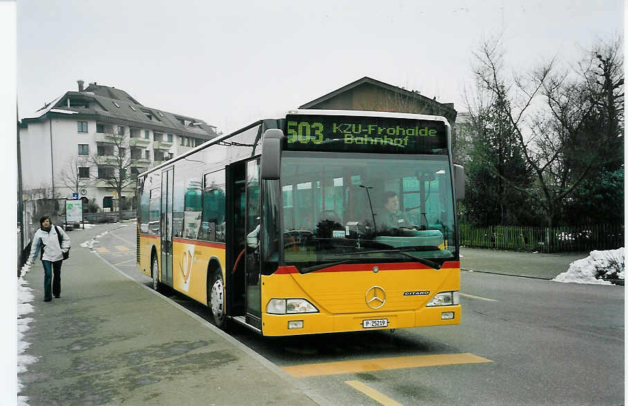 (058'904) - PTT-Regie - P 25'219 - Mercedes am 20. Februar 2003 beim Bahnhof Blach