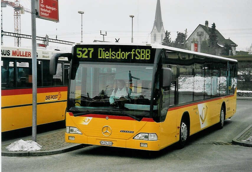 (058'905) - ASN Stadel - ZH 294'300 - Mercedes am 20. Februar 2003 beim Bahnhof Blach