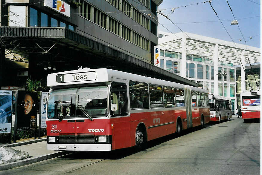 (058'912) - WV Winterthur - Nr. 311/ZH 527'311 - Volvo/Hess am 20. Februar 2003 beim Hauptbahnhof Winterthur