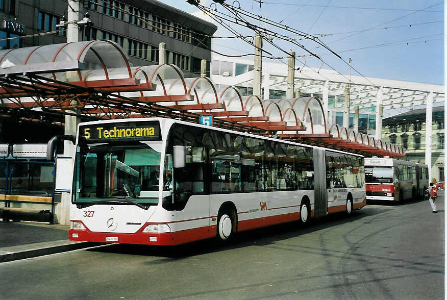 (058'913) - WV Winterthur - Nr. 327/ZH 489'327 - Mercedes am 20. Februar 2003 beim Hauptbahnhof Winterthur