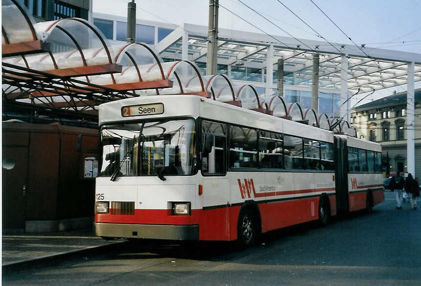 (059'014) - WV Winterthur - Nr. 125 - Saurer/FHS Gelenktrolleybus am 20. Februar 2003 beim Hauptbahnhof Winterthur