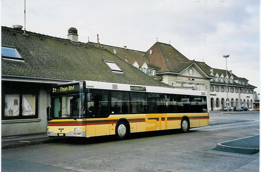 (059'111) - STI Thun - Nr. 94/BE 572'094 - MAN am 3. Mrz 2003 beim Bahnhof Thun