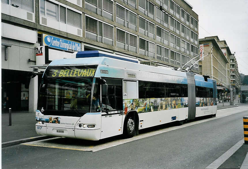 (059'118) - TL Lausanne - Nr. 817/VD 329'701 - Neoplan Gelenkduobus am 16. Mrz 2003 beim Bahnhof Lausanne
