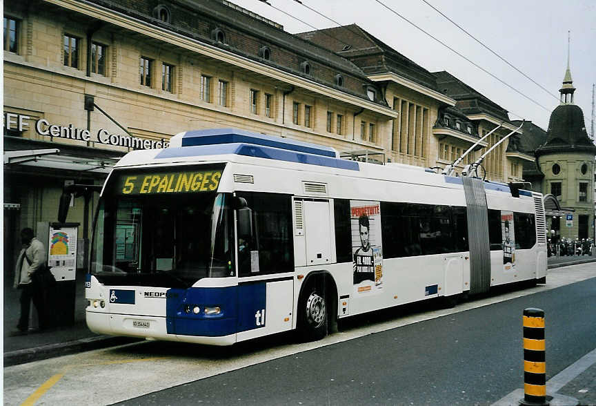 (059'123) - TL Lausanne - Nr. 813/VD 354'641 - Neoplan Gelenkduobus am 16. Mrz 2003 beim Bahnhof Lausanne