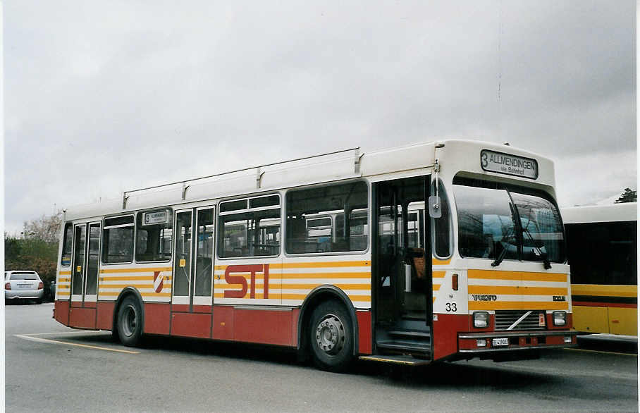 (059'611) - STI Thun - Nr. 33/BE 419'033 - Volvo/R&J (ex SAT Thun Nr. 33) am 3. April 2003 bei der Schifflndte Thun