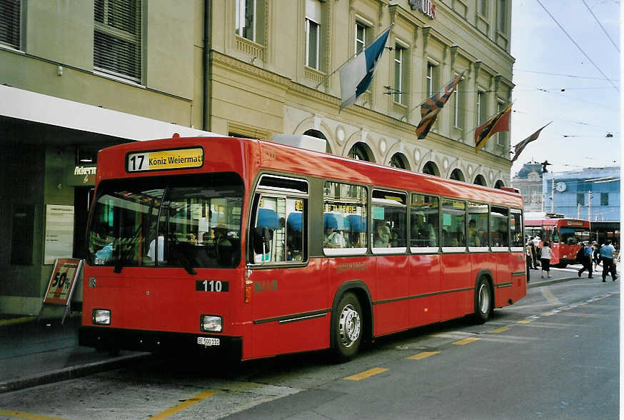 (060'634) - Bernmobil, Bern - Nr. 110/BE 500'110 - Volvo/R&J am 13. Juni 2003 beim Bahnhof Bern
