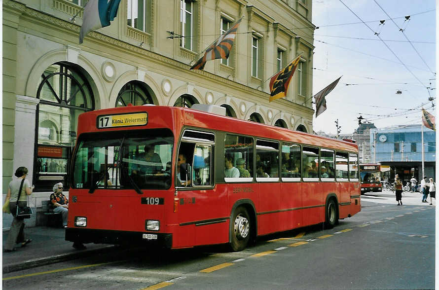 (060'637) - Bernmobil, Bern - Nr. 109/BE 500'109 - Volvo/R&J am 13. Juni 2003 beim Bahnhof Bern