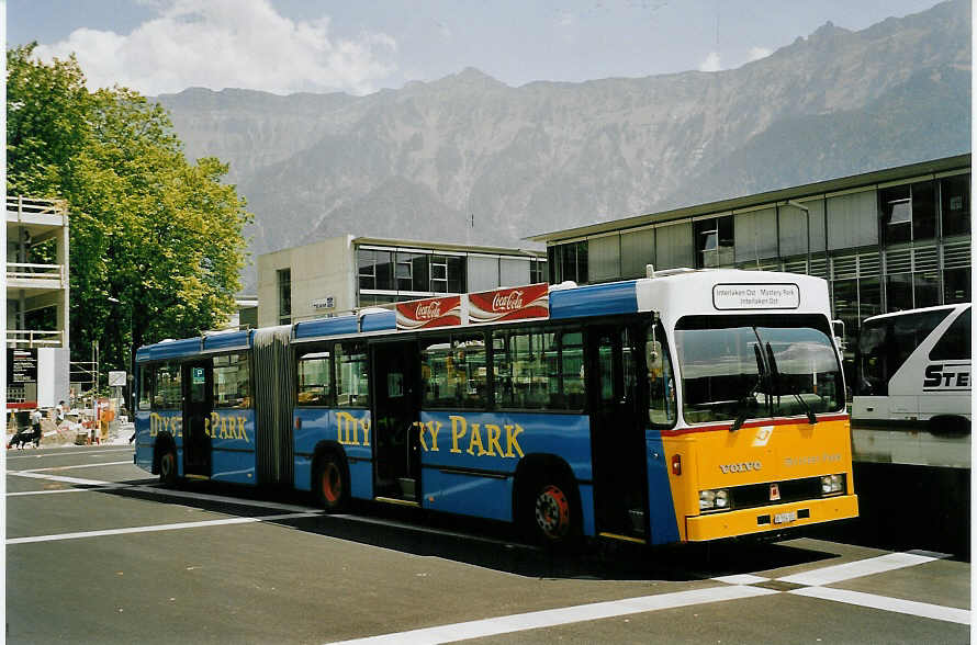 (060'707) - PostAuto Berner Oberland - BE 554'102 - Volvo/R&J (ex VB Biel Nr. 133) am 16. Juni 2003 beim Bahnhof Interlaken Ost