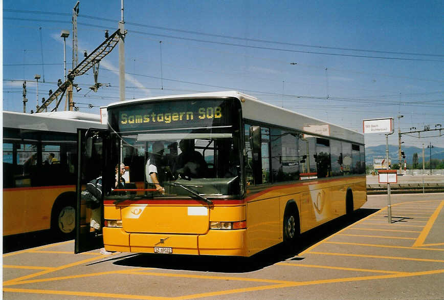 (061'028) - Schuler, Feusisberg - SZ 69'122 - Volvo/Hess am 21. Juni 2003 beim Bahnhof Pfffikon