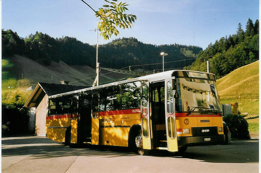 (061'129) - ASK Schangnau - BE 29'195 - NAW/Hess am 21. Juni 2003 beim Bahnhof Wiggen