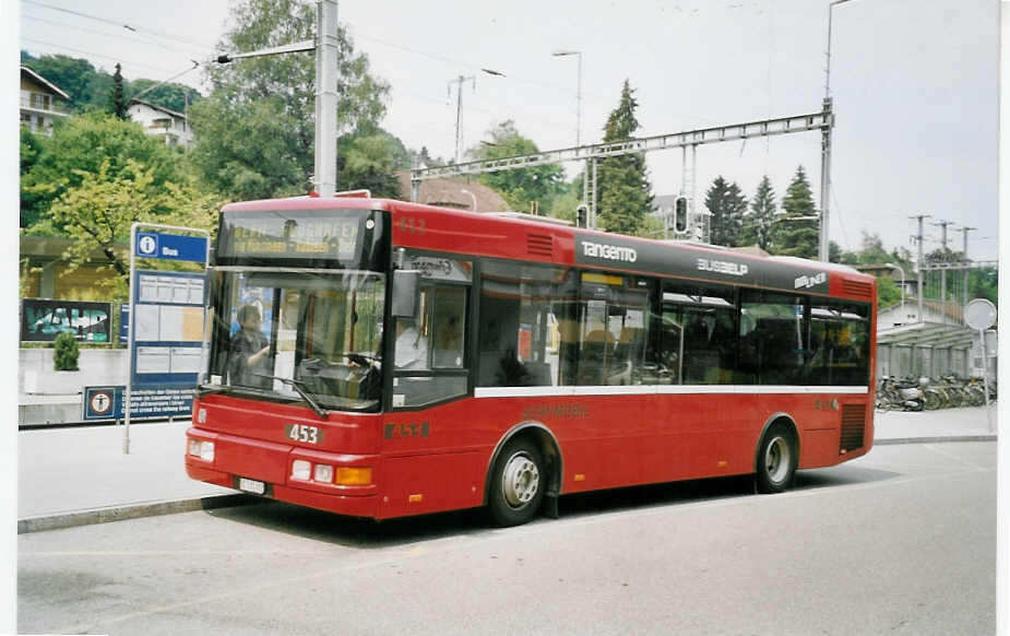 (062'006) - Bernmobil, Bern - Nr. 453/BE 535'453 - MAN/Berkhof am 27. Juli 2003 beim Bahnhof Belp
