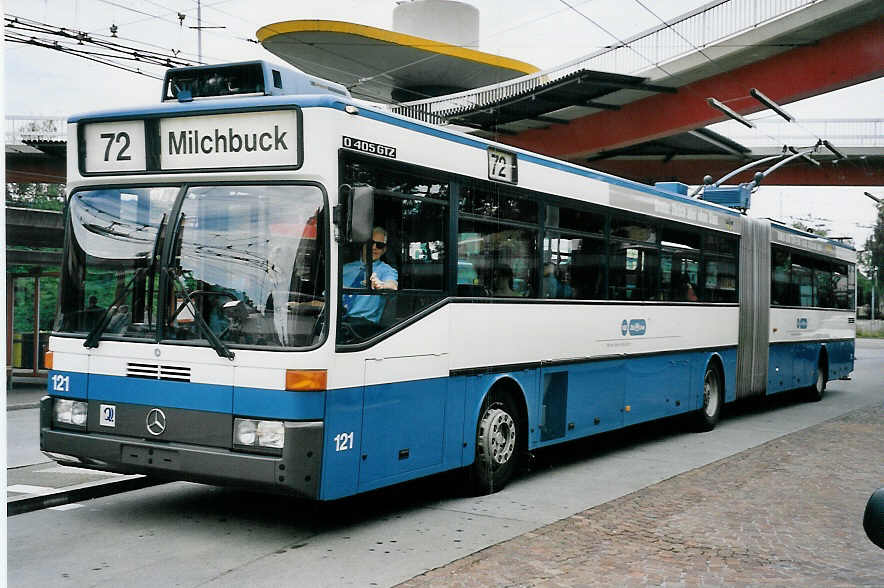 (062'128) - VBZ Zrich - Nr. 121 - Mercedes Gelenktrolleybus am 29. Juli 2003 in Zrich, Bucheggplatz