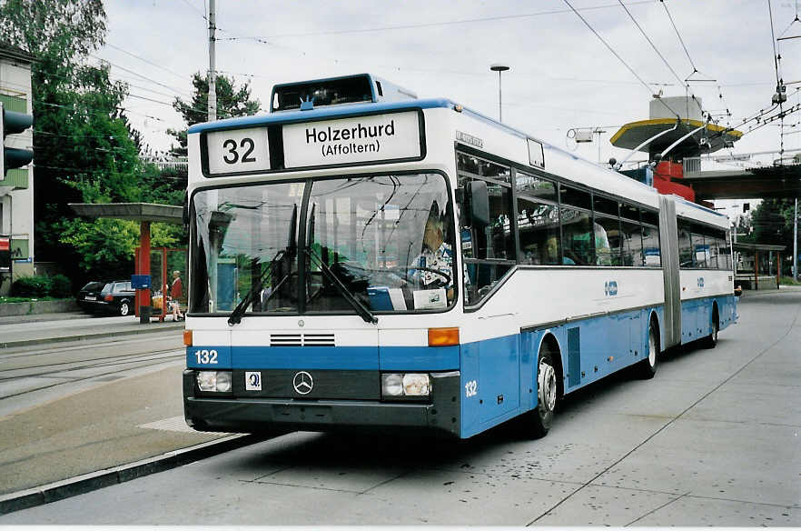 (062'131) - VBZ Zrich - Nr. 132 - Mercedes Gelenktrolleybus am 29. Juli 2003 in Zrich, Bucheggplatz