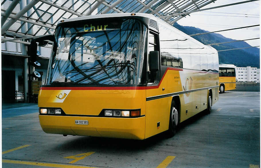 (062'216) - PostAuto Graubnden - GR 102'381 - Neoplan (ex P 25'122) am 29. Juli 2003 in Chur, Postautostation