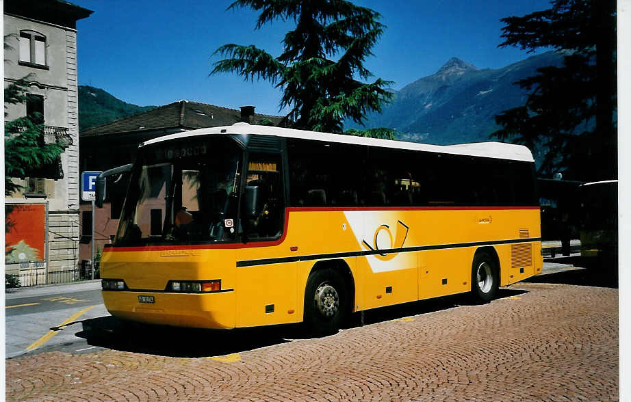 (062'306) - Pacciarelli, Grono - TI 31'174 - Neoplan am 30. Juli 2003 beim Bahnhof Bellinzona