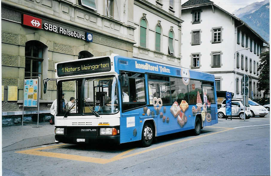 (062'320) - PostAuto Oberwallis - VS 241'959 - Neoplan (ex P 23'029; ex Zerzuben, Visp-Eyholz Nr. 55) am 30. Juli 2003 beim Bahnhof Brig