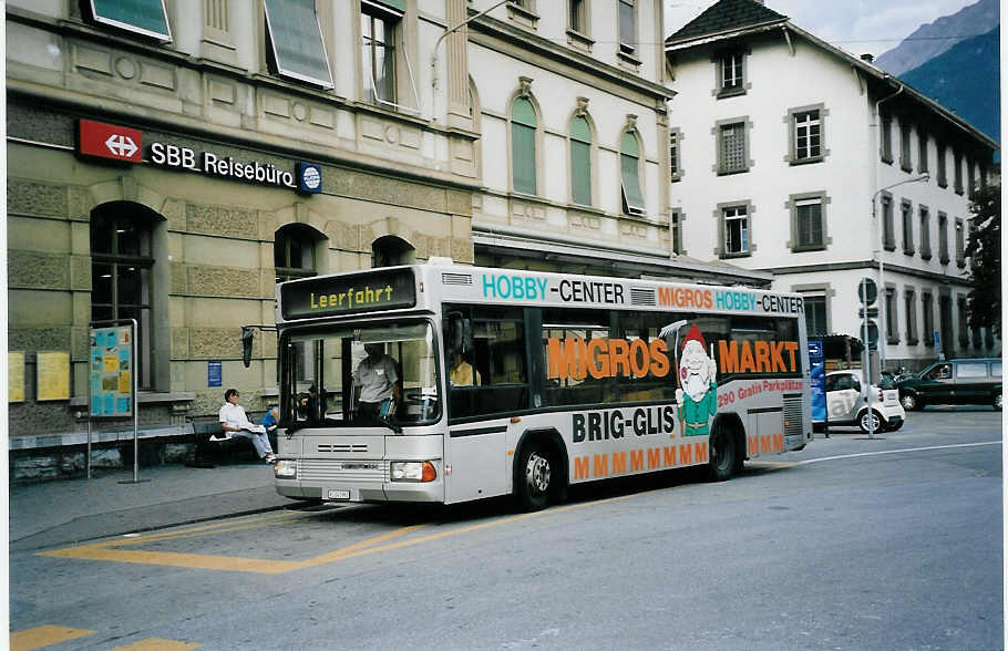 (062'321) - PostAuto Oberwallis - VS 241'961 - Neoplan (ex P 23'026; ex Zerzuben, Visp-Eyholz Nr. 52) am 30. Juli 2003 beim Bahnhof Brig