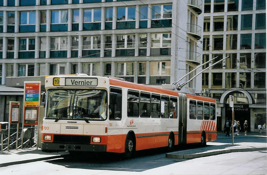 (062'427) - TPG Genve - Nr. 700 - NAW/Hess Gelenktrolleybus am 4. August 2003 in Genve, Bel-Air