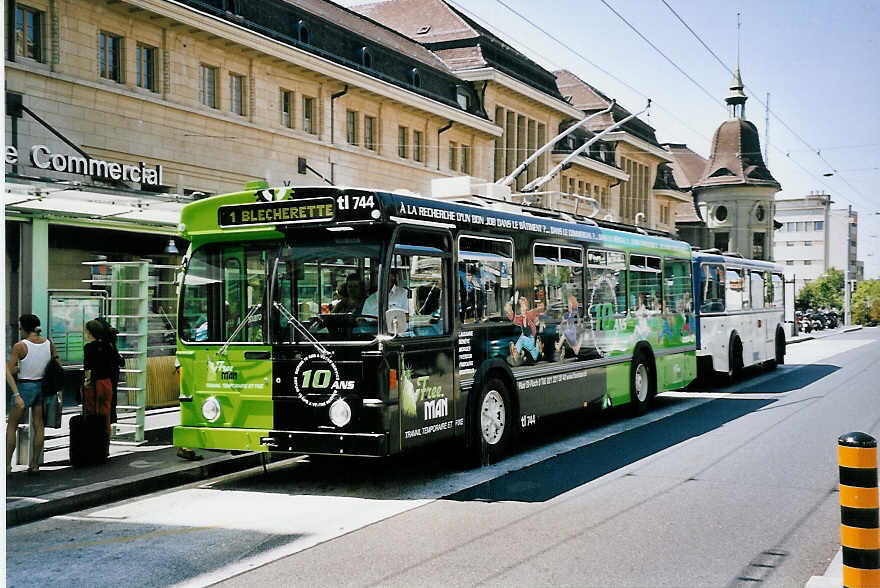 (062'529) - TL Lausanne - Nr. 744 - FBW/Hess Trolleybus am 4. August 2003 beim Bahnhof Lausanne