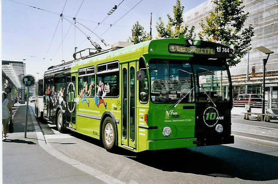 (062'624) - TL Lausanne - Nr. 744 - FBW/Hess Trolleybus am 4. August 2003 beim Bahnhof Lausanne
