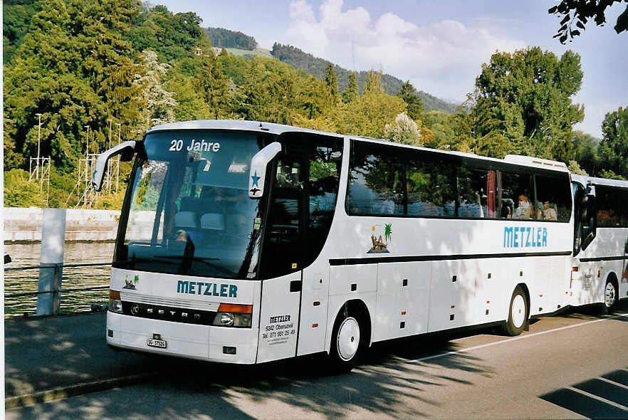 (062'713) - Metzler, Oberuzwil - SG 37'524 - Setra am 22. August 2003 bei der Schifflndte Thun