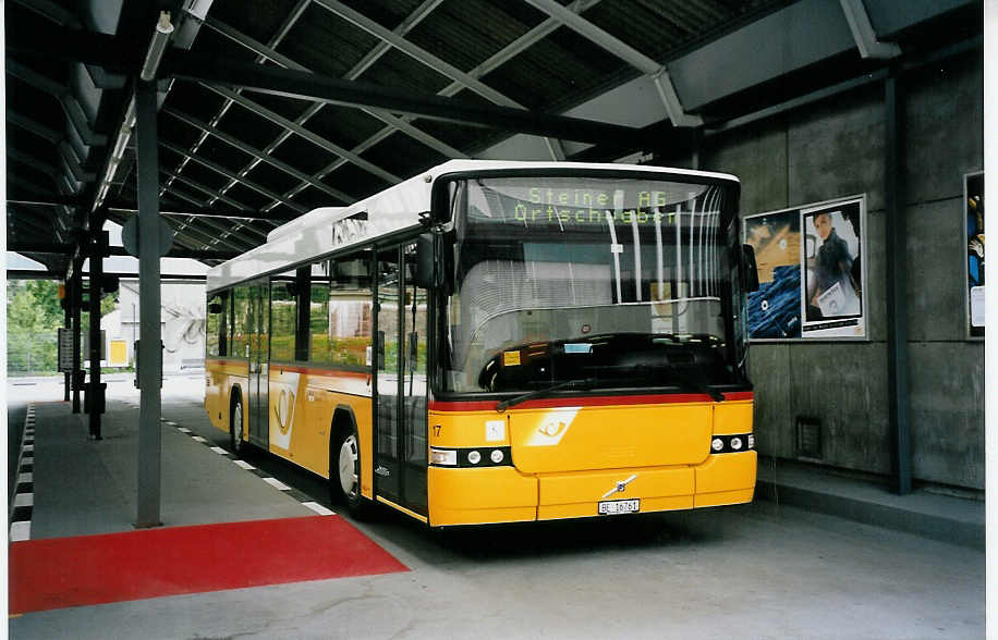 (063'124) - Steiner, Ortschwaben - Nr. 17/BE 16'761 - Volvo/Hess am 30. August 2003 in Bern, Postautostation