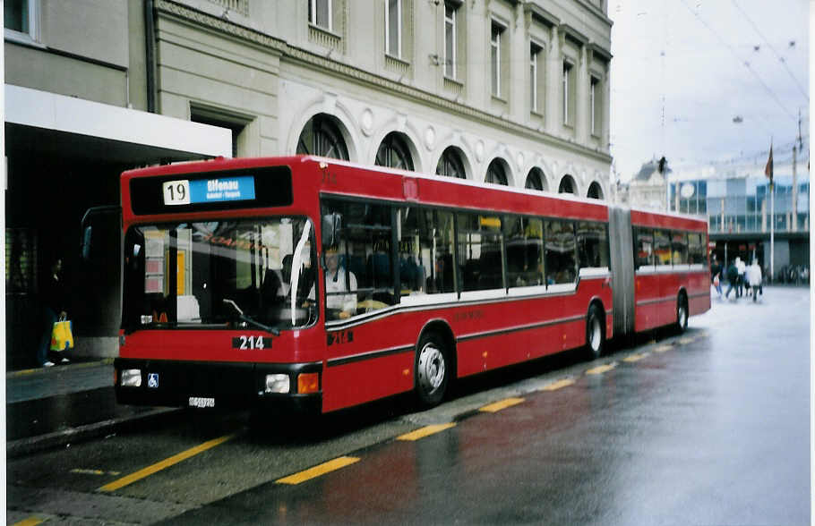 (063'125) - Bernmobil, Bern - Nr. 214/BE 513'214 - MAN am 30. August 2003 beim Bahnhof Bern