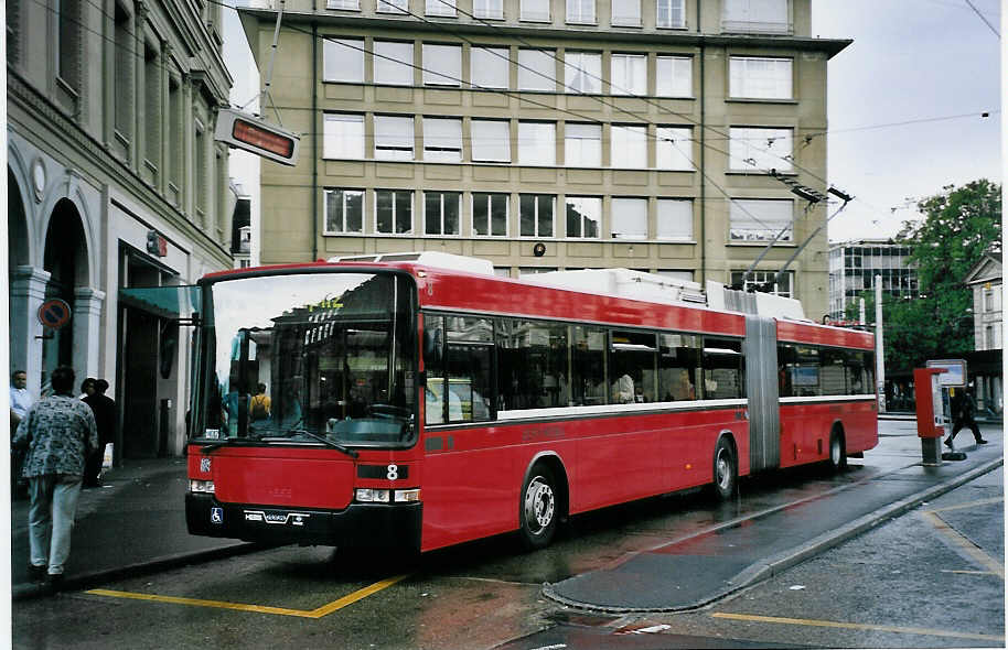 (063'127) - Bernmobil, Bern - Nr. 8 - NAW/Hess Gelenktrolleybus am 30. August 2003 beim Bahnhof Bern