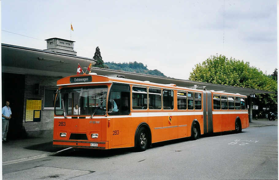 (063'306) - SVB Bern (TVB) - Nr. 283/BE 339'283 - FBW/Hess-Gangloff am 7. September 2003 beim Bahnhof Burgdorf