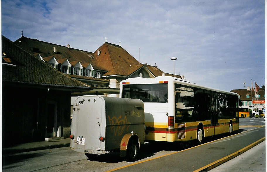 (063'602) - STI Thun - Nr. 9/BE 36'720 - Setra (ex AvH Heimenschwand Nr. 9) am 27. September 2003 beim Bahnhof Thun