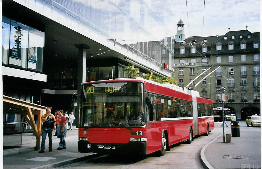 (063'606) - Bernmobil, Bern - Nr. 13 - NAW/Hess Gelenktrolleybus am 27. September 2003 beim Bahnhof Bern