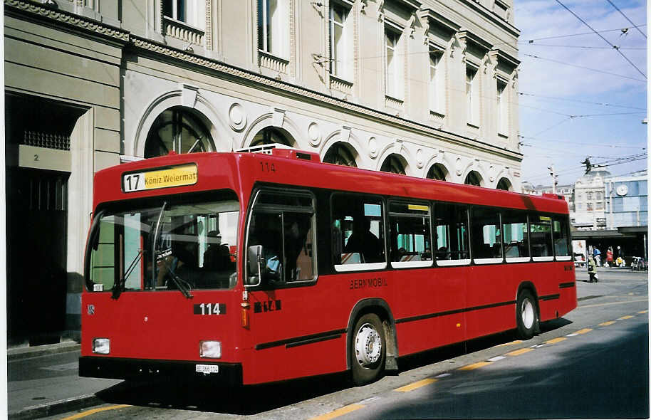 (063'609) - Bernmobil, Bern - Nr. 114/BE 366'114 - Volvo/R&J am 27. September 2003 beim Bahnhof Bern