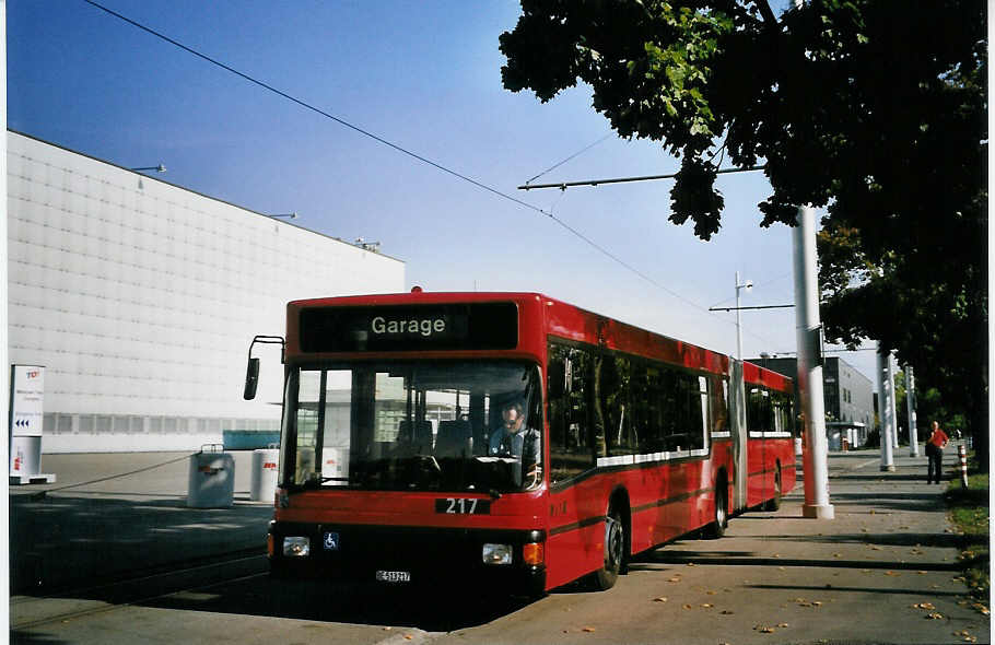(063'615) - Bernmobil, Bern - Nr. 217/BE 513'217 - MAN am 27. September 2003 in Bern, Guisanplatz