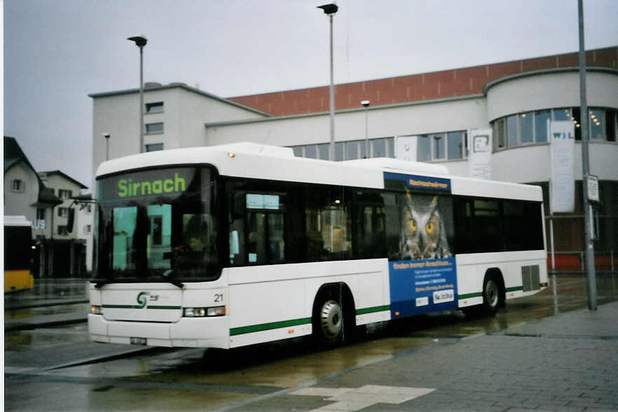 (063'718) - BOS Wil - Nr. 21/SG 33'072 - Volvo/Hess am 9. Oktober 2003 beim Bahnhof Wil