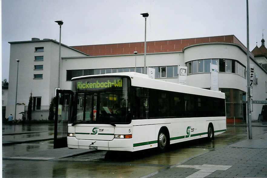 (063'722) - BOS Wil - Nr. 5/TG 73'042 - Volvo/Hess (ex BHW Wil Nr. 5) am 9. Oktober 2003 beim Bahnhof Wil