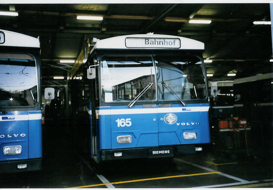(064'027) - VBL Luzern - Nr. 165 - Volvo/Hess Gelenktrolleybus am 11. Oktober 2003 in Luzern, Depot
